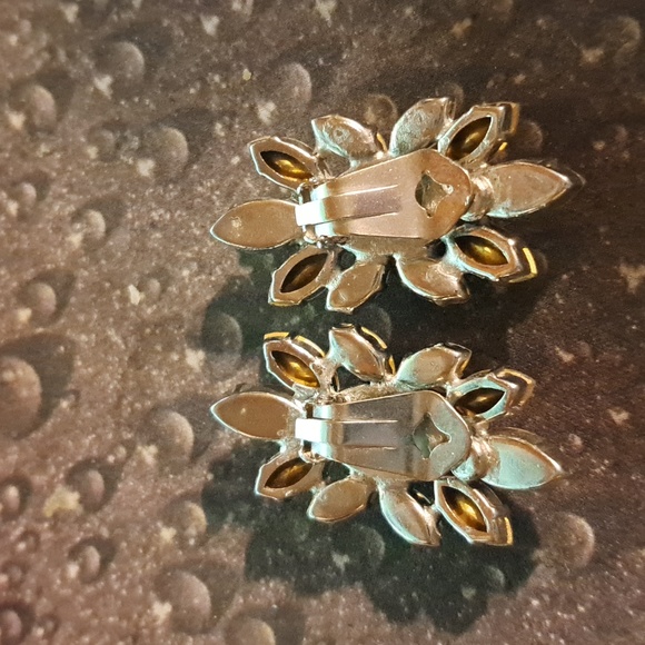 Vintage Silvertone Clear Rhinestone Clip Earrings - Picture 3 of 3